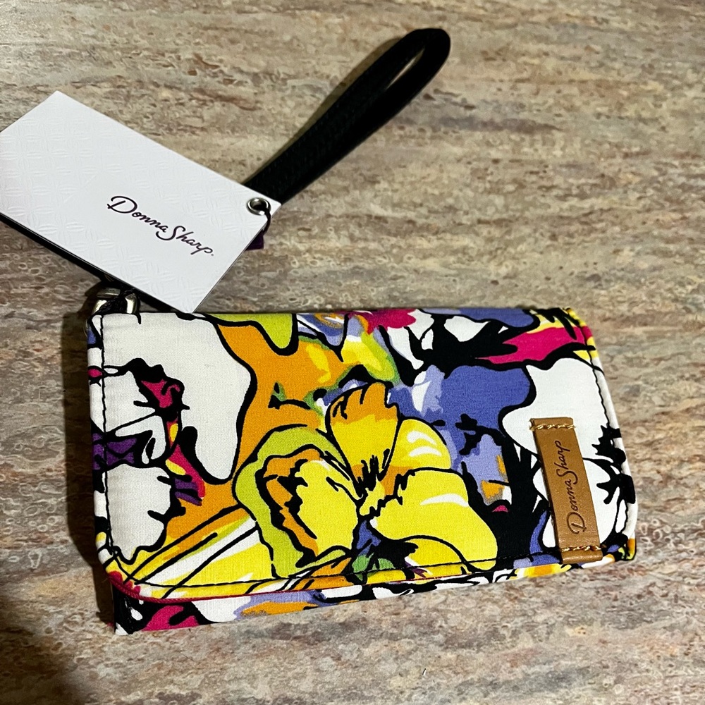 NWT Donna Sharp Sashay cell phone wristlet